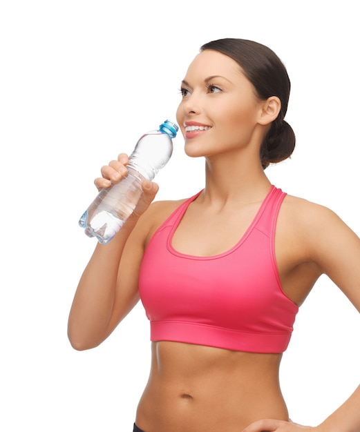 foto de mulher esportiva bebendo água de garrafa