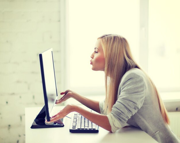 foto de mulher feliz beijando monitor de computador