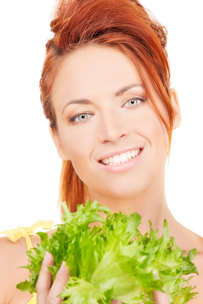 foto de mulher feliz com alface sobre branco