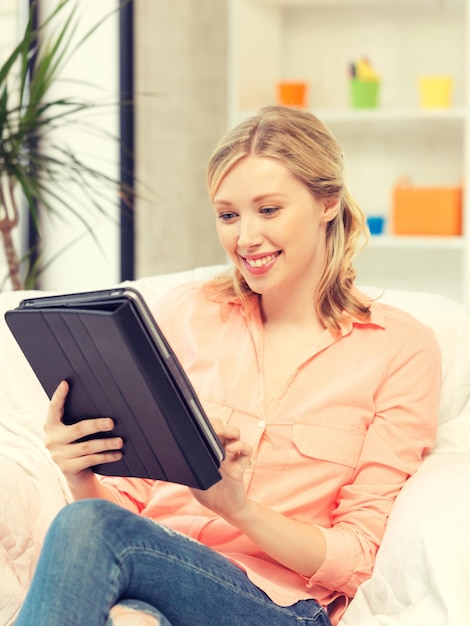 foto de mulher feliz com computador tablet pc