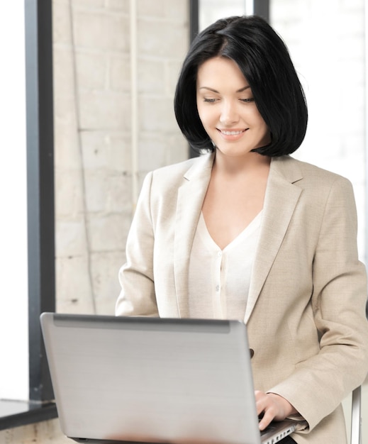 foto de mulher feliz com laptop