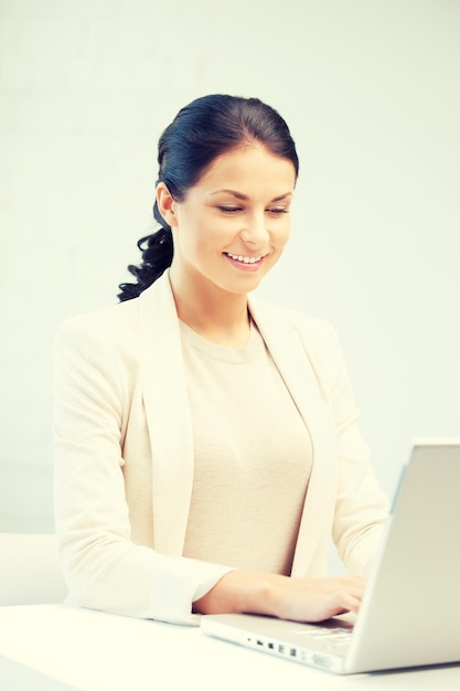 Foto de mulher feliz com laptop