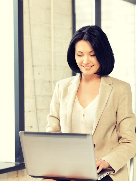 foto de mulher feliz com laptop