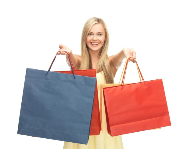 Foto de mulher feliz com sacolas de compras.