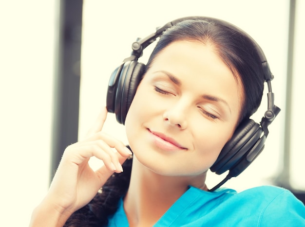 foto de mulher feliz e sorridente com fones de ouvido