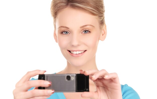 foto de mulher feliz usando a câmera do telefone