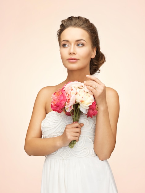 foto de mulher jovem com buquê de flores