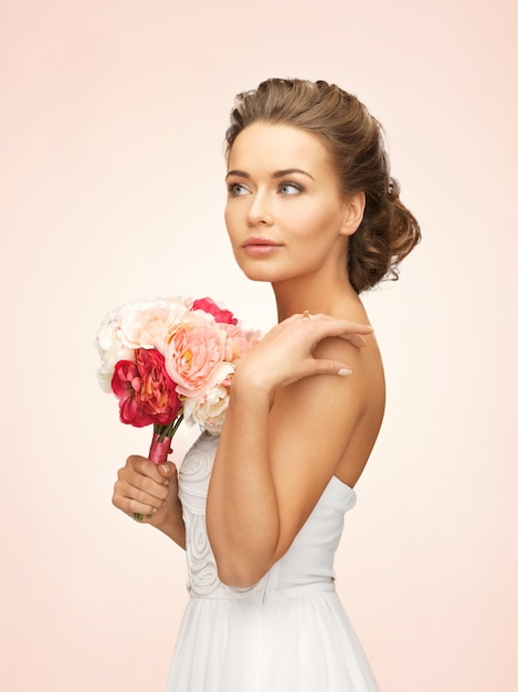 foto de mulher jovem com buquê de flores