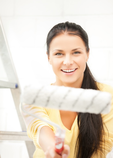 Foto foto de mulher jovem feliz com o pintor