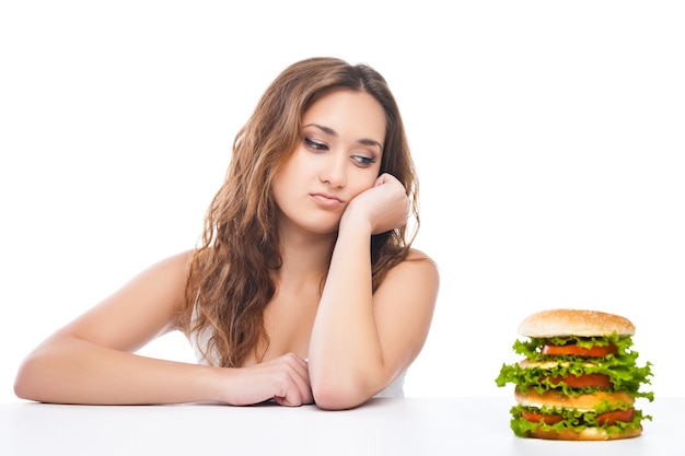 Foto de mulher saudável rejeitando comida lixo isolada sobre fundo branco