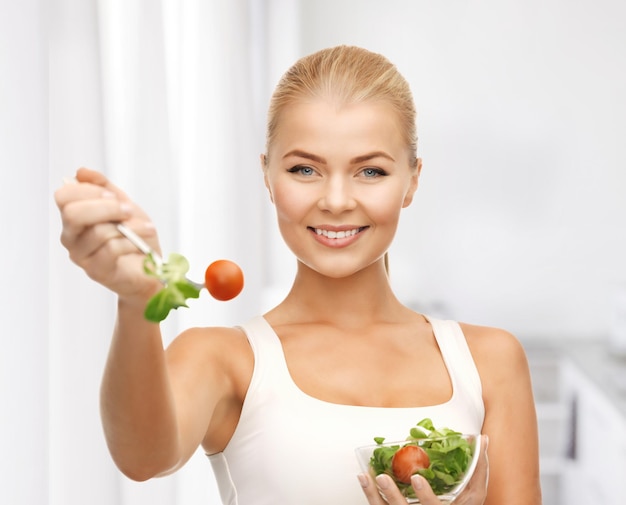 foto de mulher saudável segurando tigela com salada