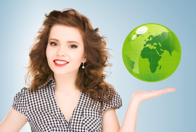 Foto foto de mulher segurando um globo verde na mão