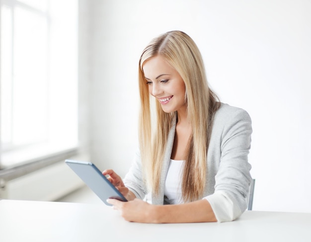 foto de mulher sorridente com tablet pc