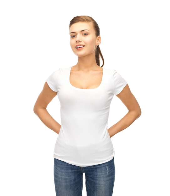 foto de mulher sorridente em uma camiseta branca