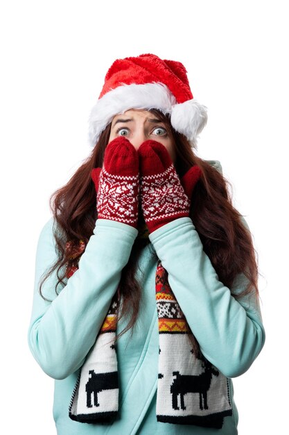 Foto de mulher surpreendida com boné de Papai Noel