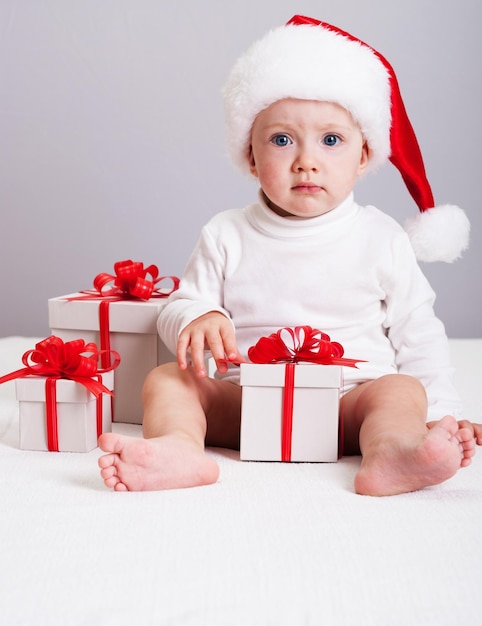 foto de natal bebê com presentes