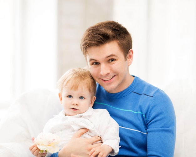 Foto de pai feliz com bebê adorável