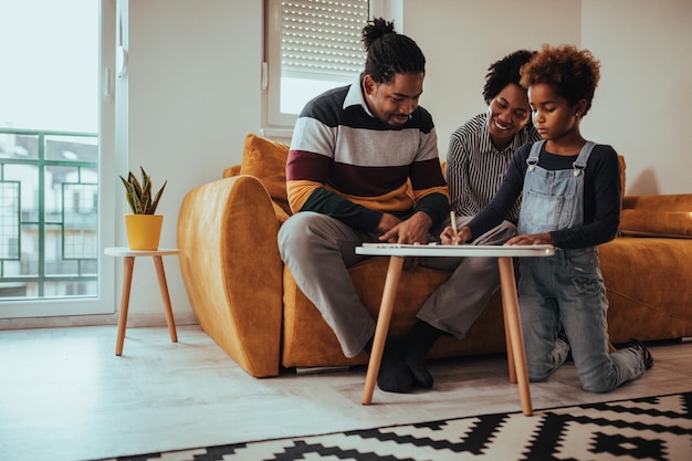 Foto de pais e filhos pintando fotos em casa