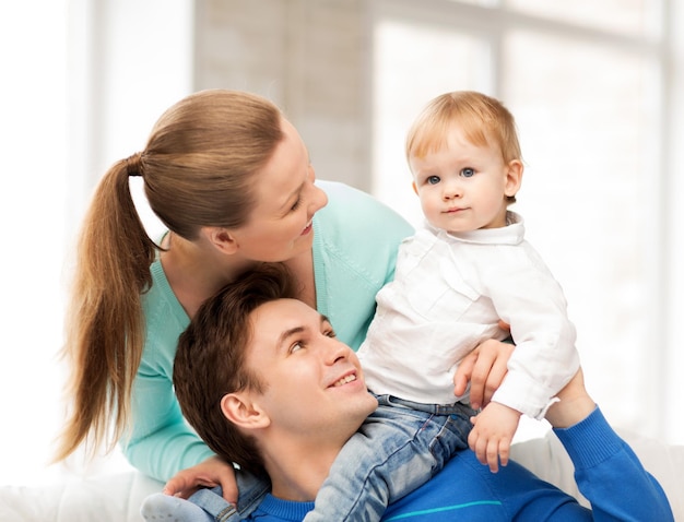 Foto de pais felizes brincando com um bebê adorável