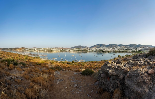 Foto de paisagem com vista para a baía da cidade de Gumbet, perto de Bodrum, na Turquia.