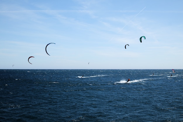 Foto de paisagem de amantes do kitesurf curtindo o mar