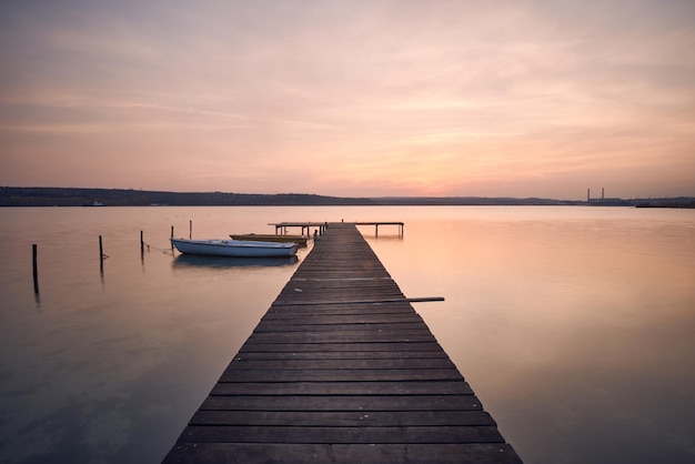 Foto de paisagem de um cais e barcos no lago ao pôr do sol em Varna Bulgária