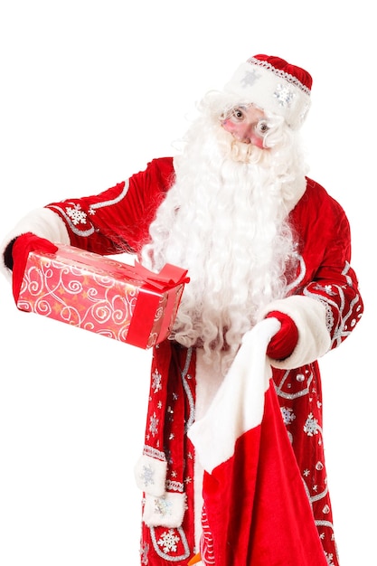 Foto de Papai Noel feliz com caixas de presente vermelhas, olhando para a câmera