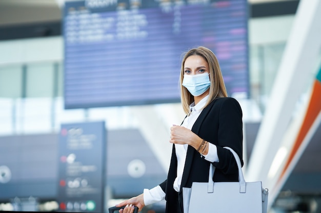 Foto de passageira adulta no aeroporto