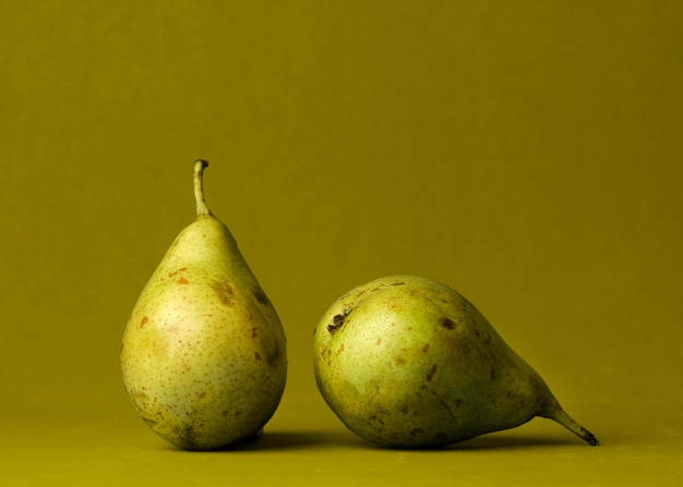 Foto foto de peras isoladas em fundo analógico