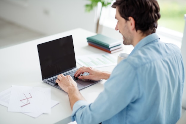 Foto de perfil de cara empresário professor navegando laptop notebook sentar mesa videochamada