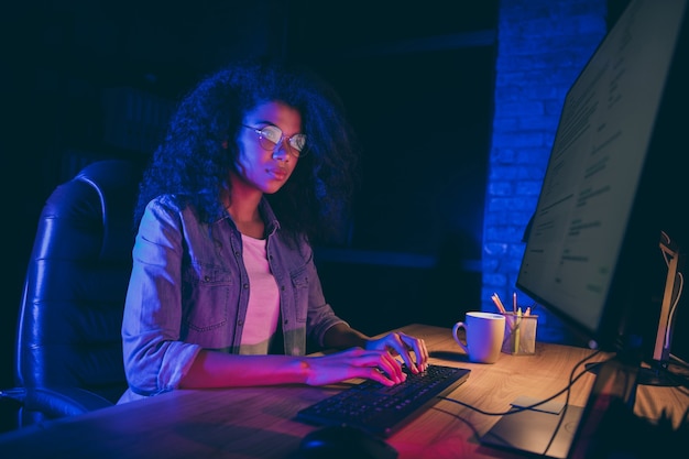 Foto de perfil de mulher de negócios, monitor de tela de trabalho extra