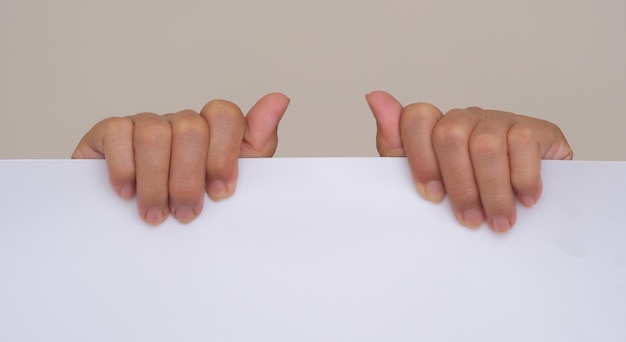 foto de perto de mãos segurando papel branco em branco