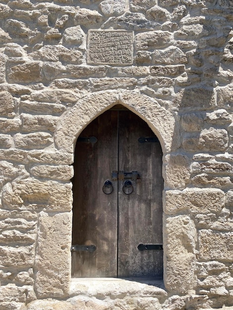 Foto foto de porta de madeira tradicional com uma alça
