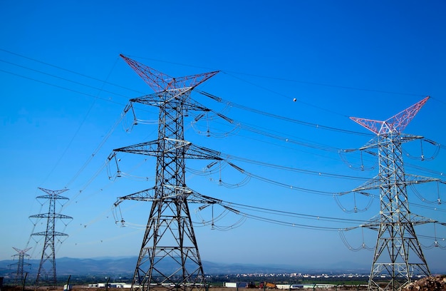 Foto de postes de energia elétrica industrial de alta tensão