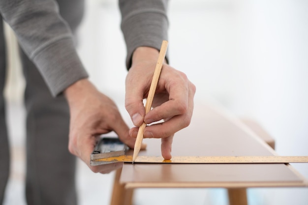 Foto de renovação de piso laminado Medição e corte com serra