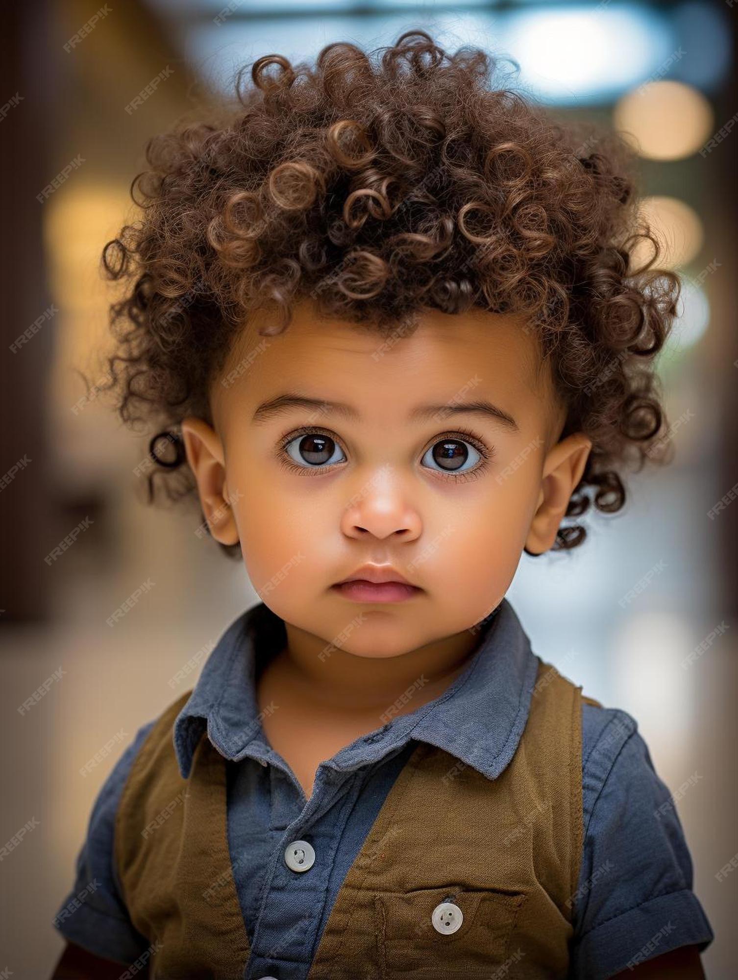 Foto de retrato de cabelo cacheado masculino infantil espanhol