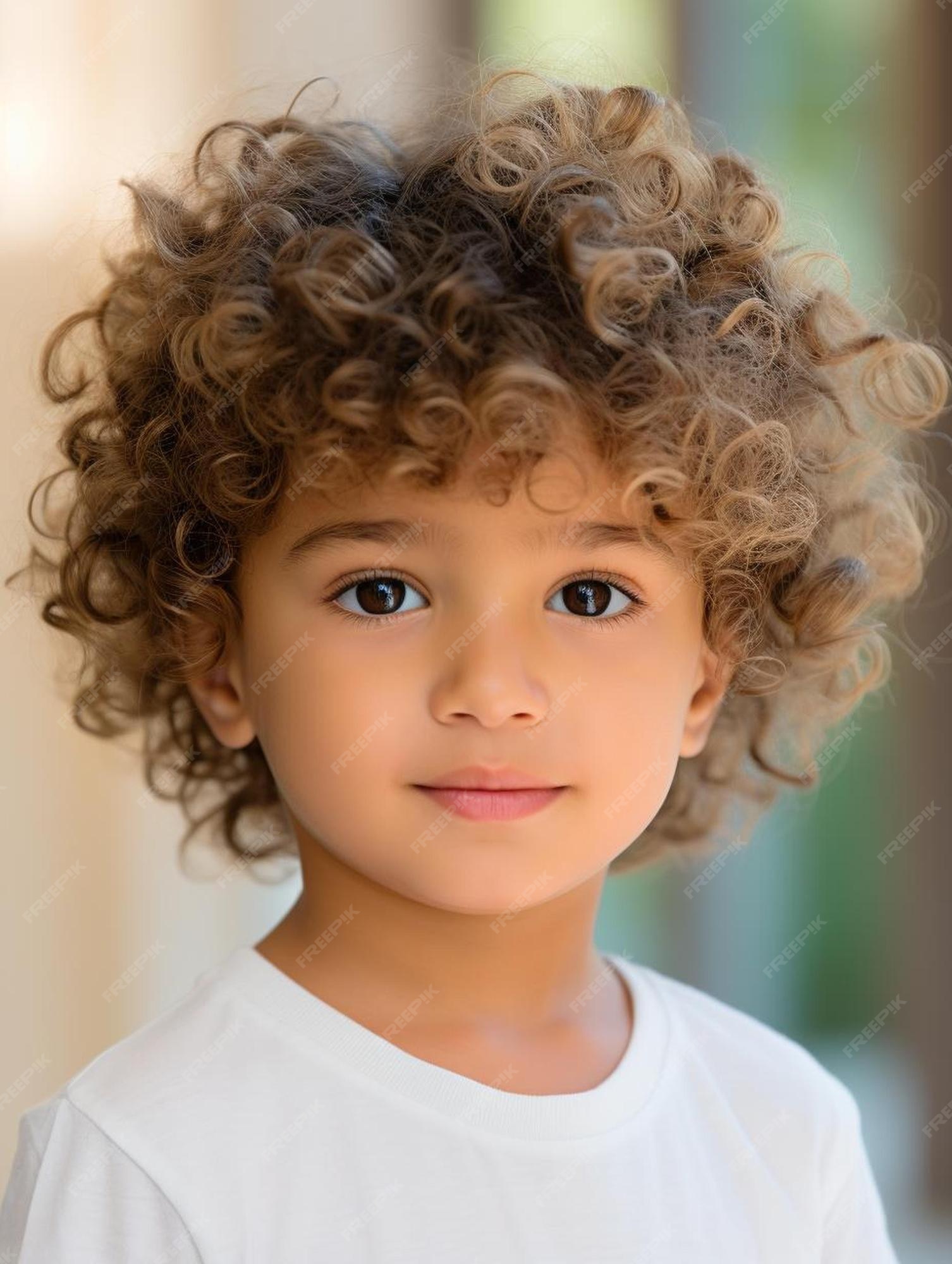 Foto de retrato de cabelo cacheado masculino infantil francês