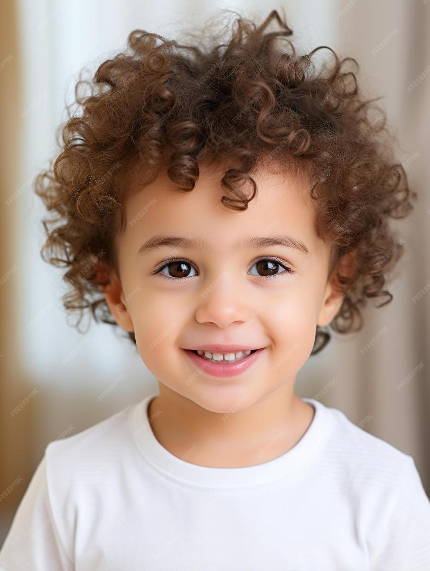 Foto de retrato de cabelo cacheado masculino infantil libanês