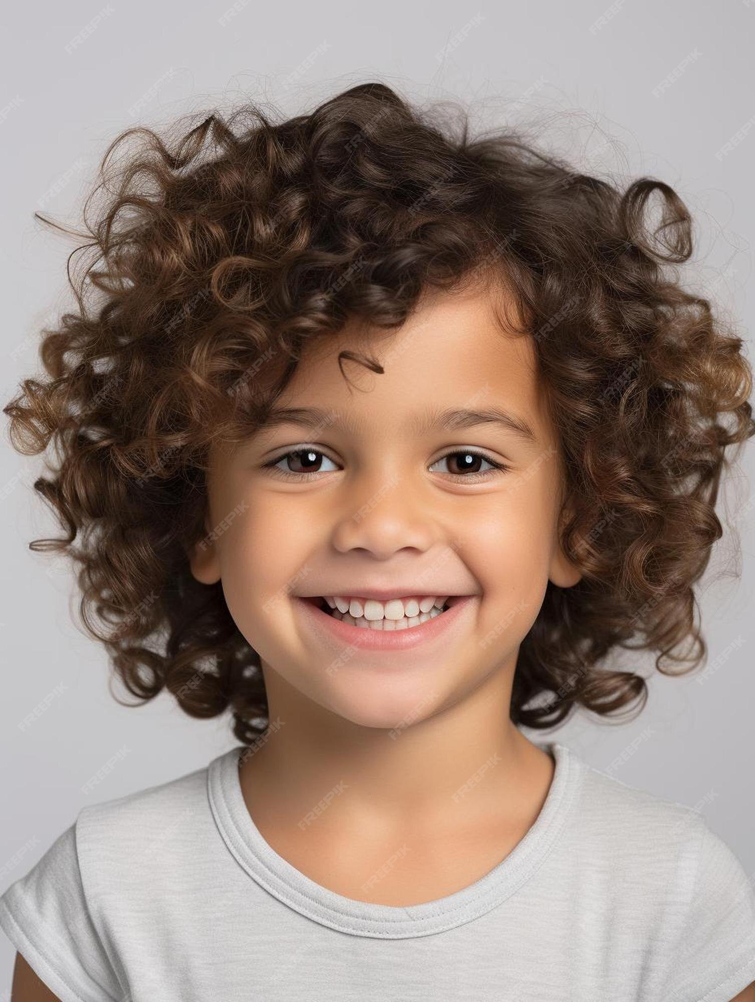 Foto de retrato de cabelo cacheado masculino infantil espanhol