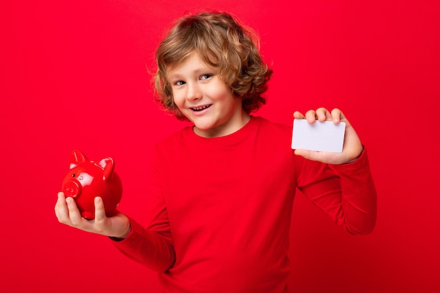 Foto de retrato de um menino sorridente feliz e positivo com cabelo loiro encaracolado e emoções sinceras