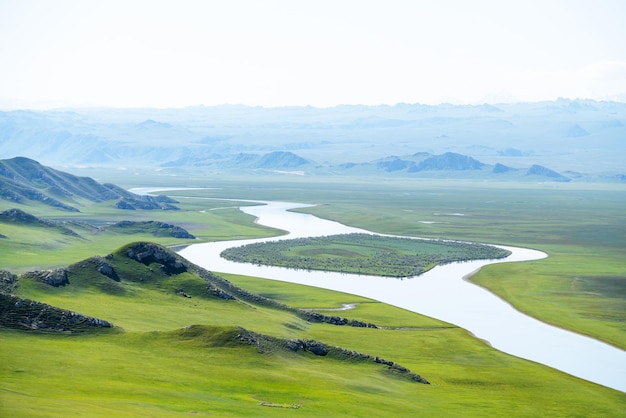 Foto de rios e prados sinuosos em Bayinbuluke Grassland em Xinjiang, China