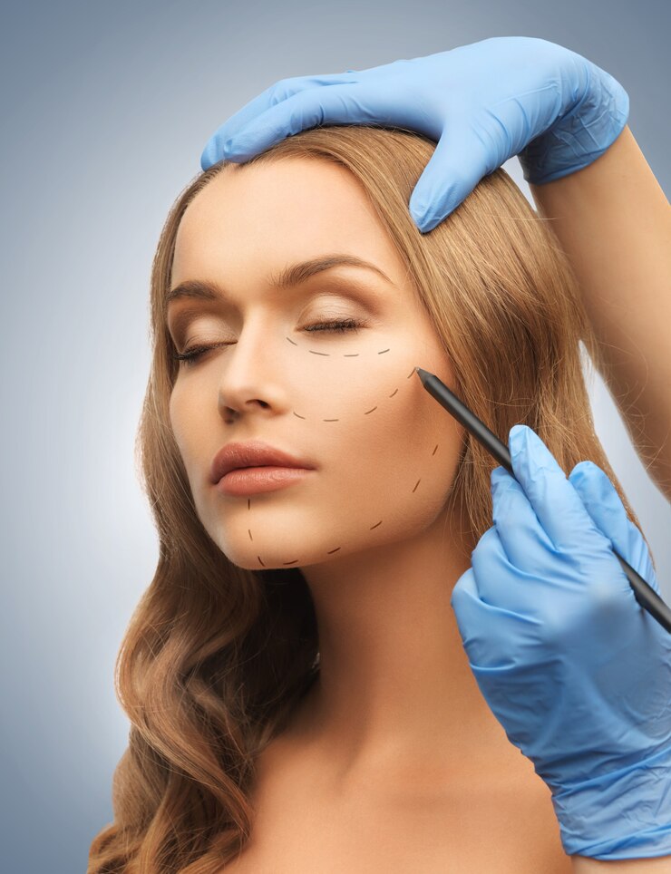 Foto foto de rosto de mulher e mãos de esteticista com lápis