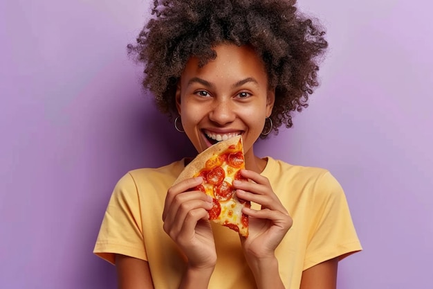 foto de satisfeito segura um pedaço de pizza parece feliz diretamente usa roupa casual elegante