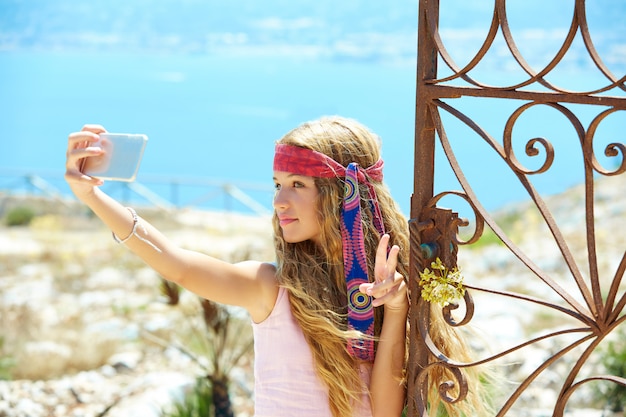 Foto de selfie de menina loira no portão do mar Mediterrâneo