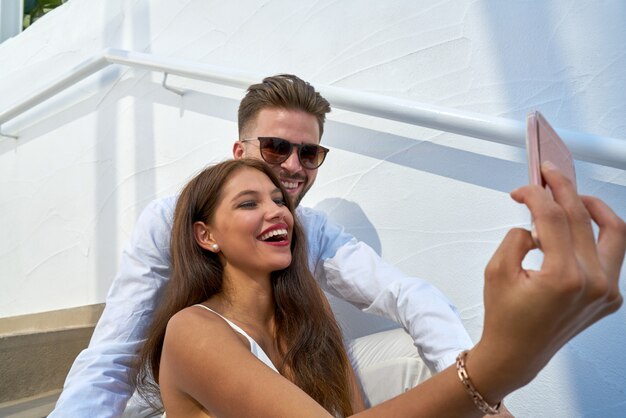 Foto de selfie jovem casal com smarphone