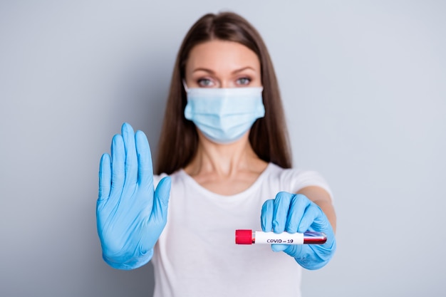 foto de senhora à distância social, levantando o braço dando teste de sangue ao médico