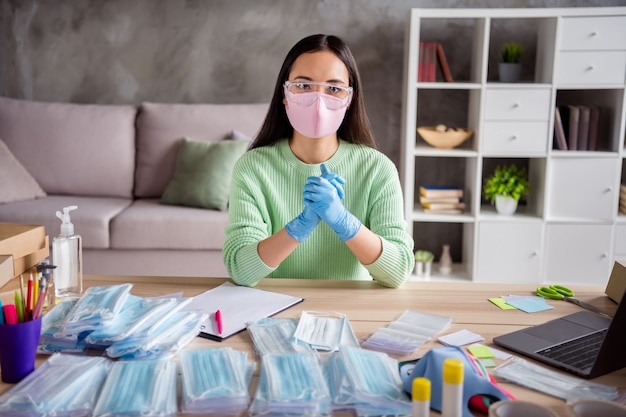 Foto de senhora asiática, trabalho, empresa familiar, organizando pedidos, gripe facial, máscaras frias, espalhando milhares de clientes satisfeitos preparando pacotes para entrega de quarentena em casa.