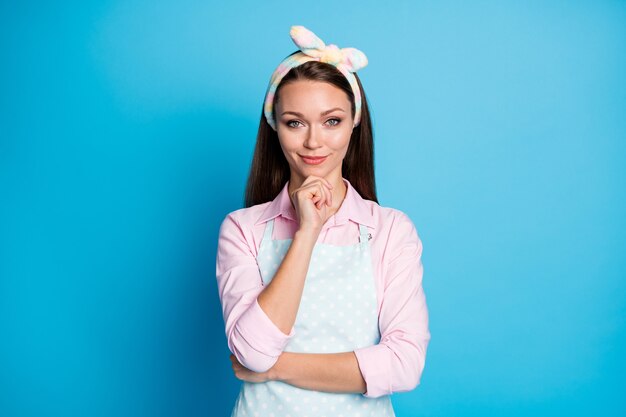 foto de senhora bonita atraente com braço no queixo, pense