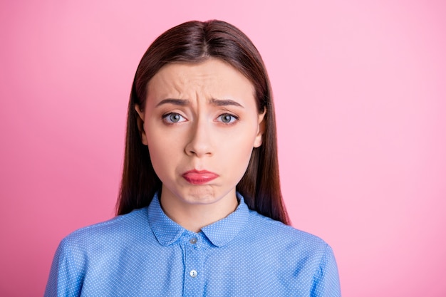 Foto de senhora bonita com olhar ofendido e expressão facial fofa