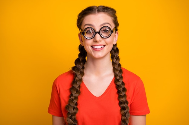 Foto de senhora bonita engraçada pessoa inteligente aluno diligente